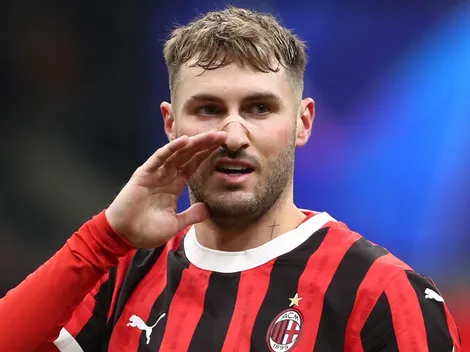 Ex compañero de Santiago Giménez en Milan lo comparó con Julián Álvarez