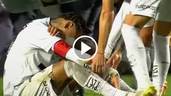 Neymar llora mientras es consolado por sus compañeros.