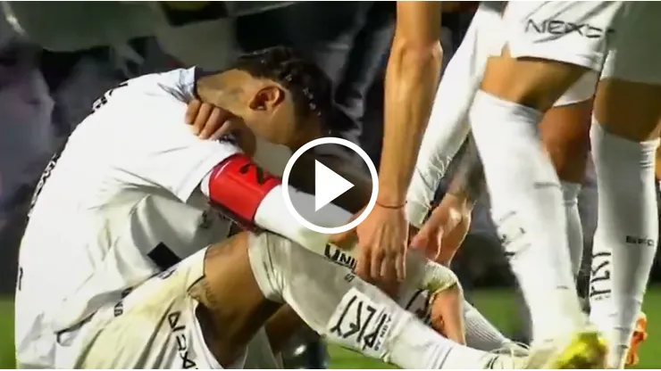 Neymar llora mientras es consolado por sus compañeros.