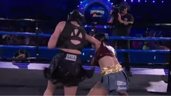 Alana Flores le ganó la pelea de la noche a Gala Montes en Supernova Strikers Orígenes.