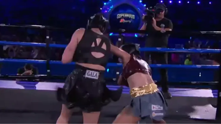 Alana Flores le ganó la pelea de la noche a Gala Montes en Supernova Strikers Orígenes.