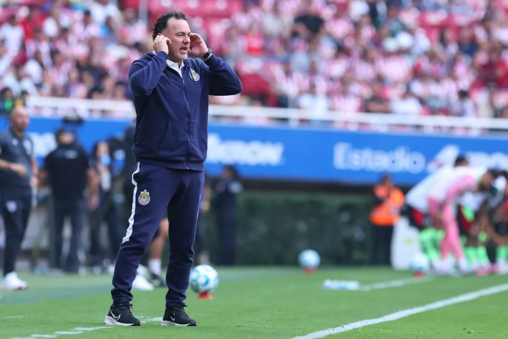 Gabriel MIlito dirigiendo a Chivas (Getty Images)