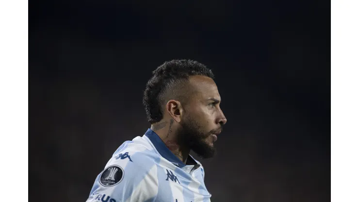 ¿Por qué no juega Duván Vergara en Racing Club vs. Peñarol?