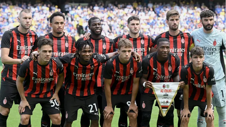 Milan suma un delantero más y Santiago Giménez tendrán competencia en la plantilla
