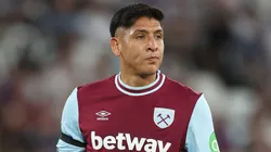 Edson Álvarez con la playera de West Ham