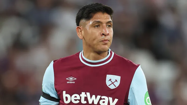Edson Álvarez con la playera de West Ham