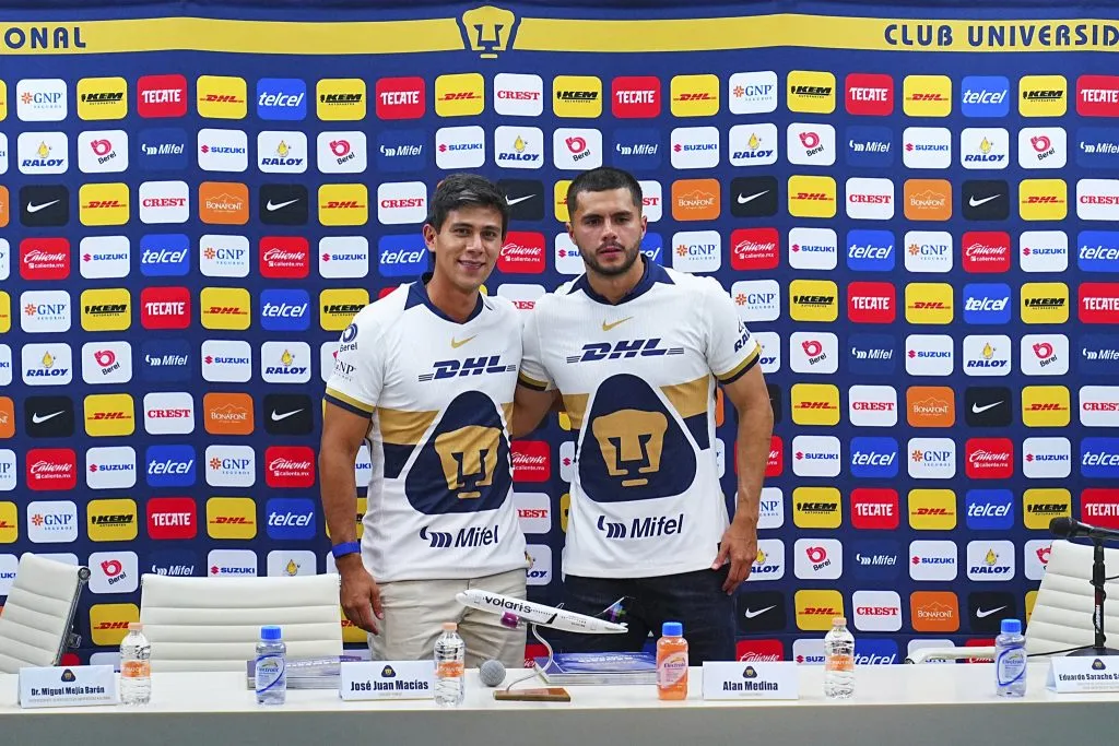 José Juan Macías (izquierda) y Alan Medina (derecha) durante su presentación con Pumas. (Imago7)