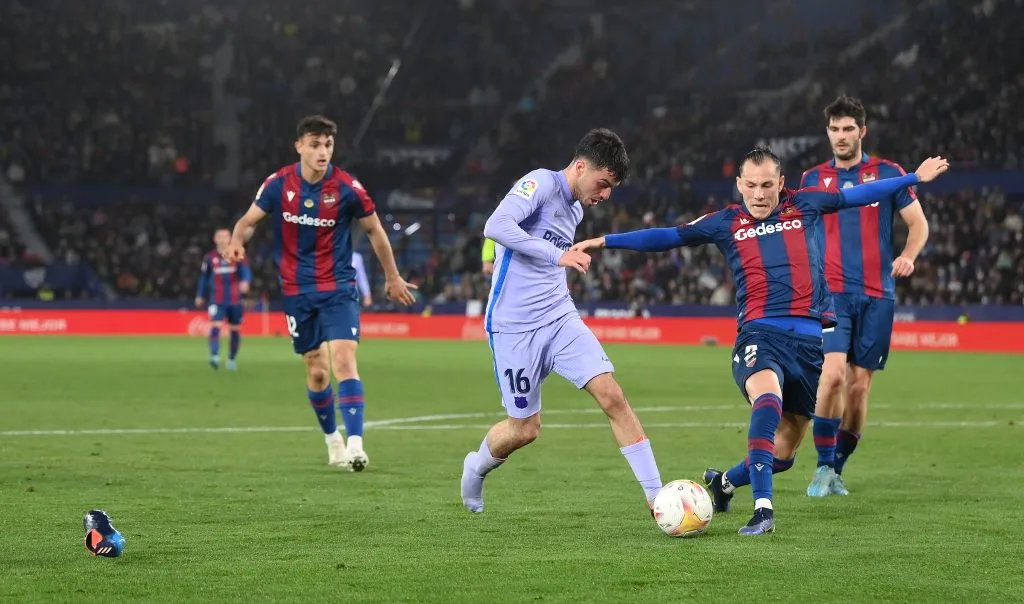Disputa de balón en Barcelona vs. Levante (GETTY IMAGES)