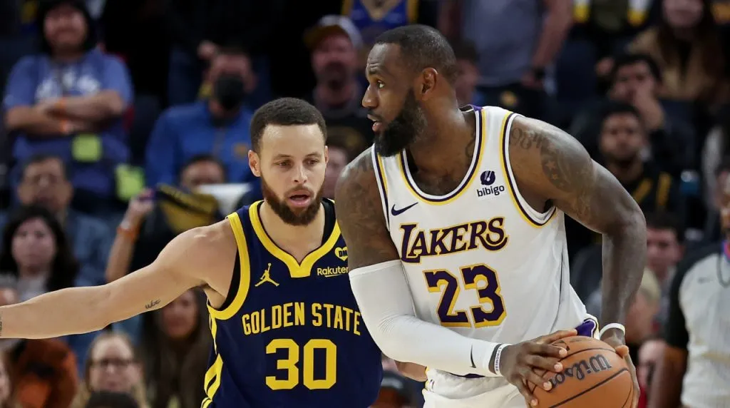 Curry jugando contra LeBron en la NBA. (Foto: Getty Images)