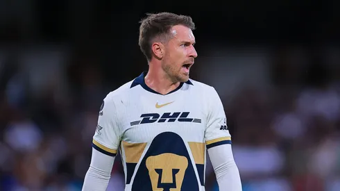 El momento exacto en el que el mediocentro Aaron Ramsey debutó con la playera de Pumas UNAM