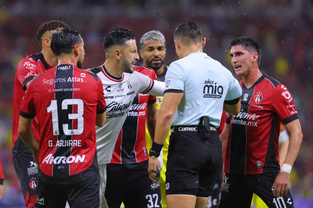 Jugadores de Atlas rodean a Marco Antonio Ortiz (Imago7)