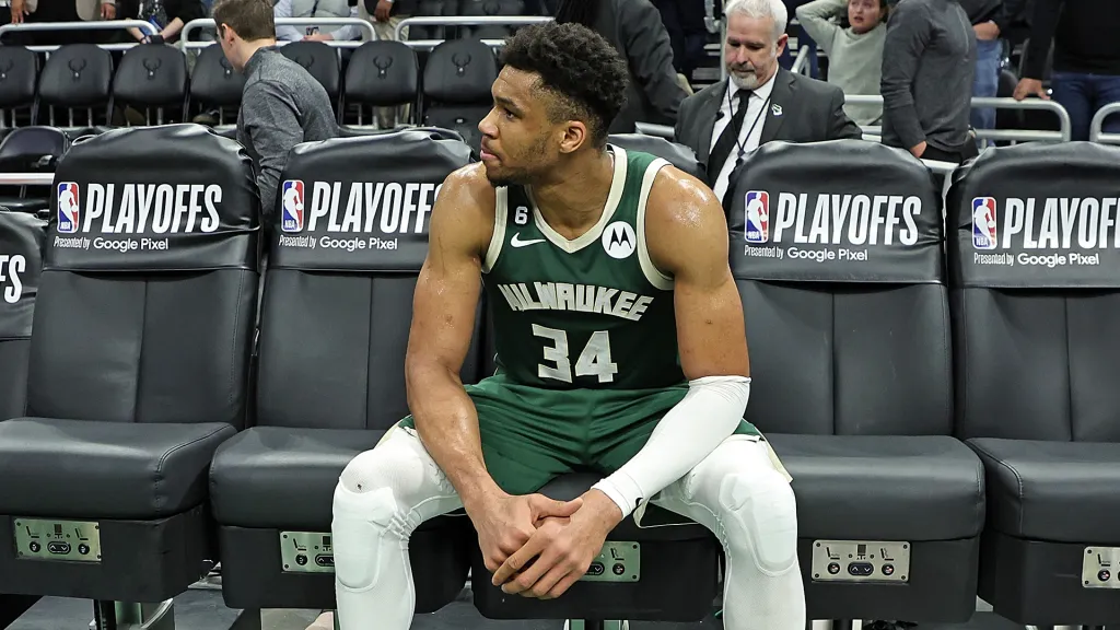 Giannis Antetokounmpo en el banco de los Bucks (GETTY IMAGES)