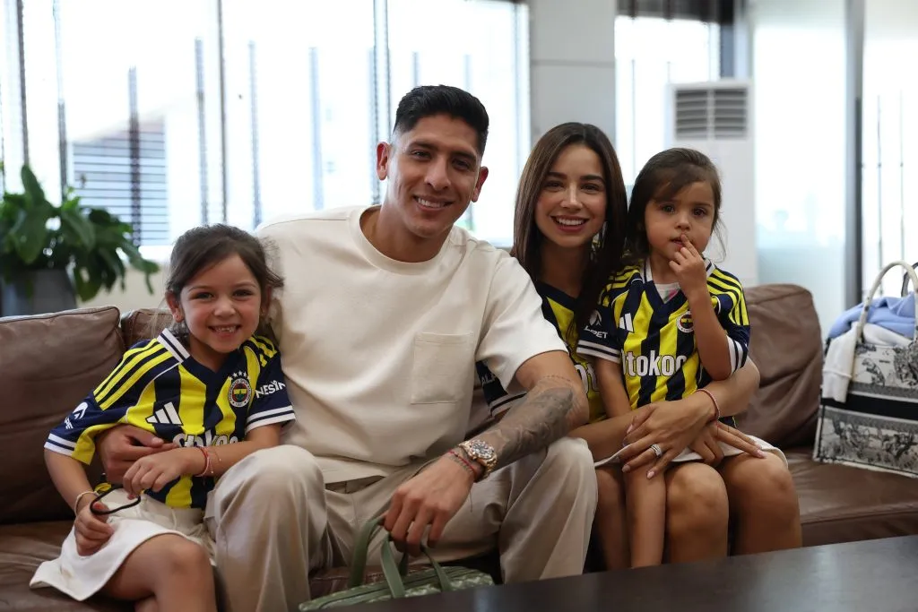 Edson Álvarez con su familia (@Fenerbahce)