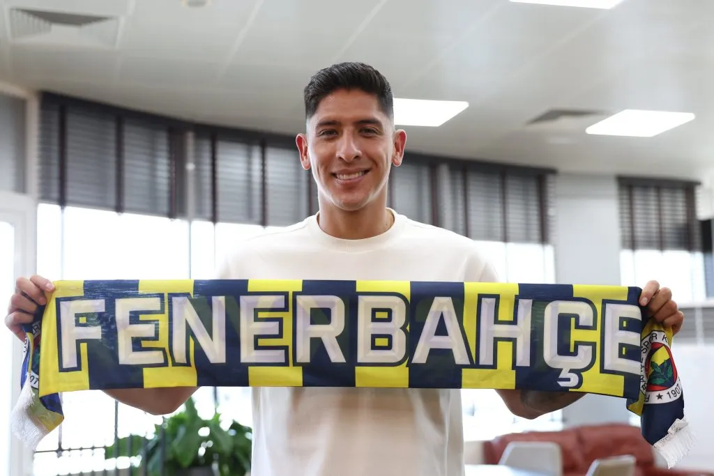 Edson Álvarez en su llegada a Fenerbahce (@Fenerbahce)