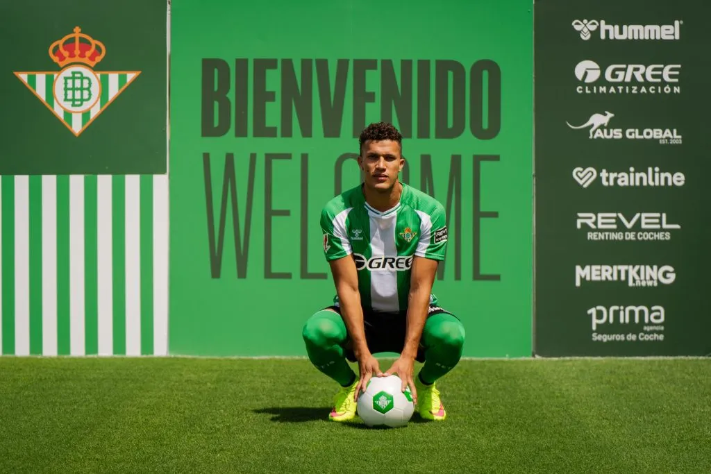 Nelson Deossa fue presentado el 11 de agosto, pero aún no jugó (Foto: Real Betis)