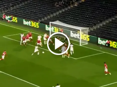 Raúl Jiménez sorprende en la Carabao Cup con un control y volea brillante para Fulham