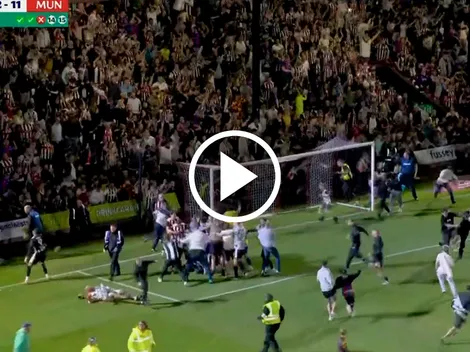 Otro papelón de Manchester United: Grimsby Town lo eliminó y su afición invadió el campo