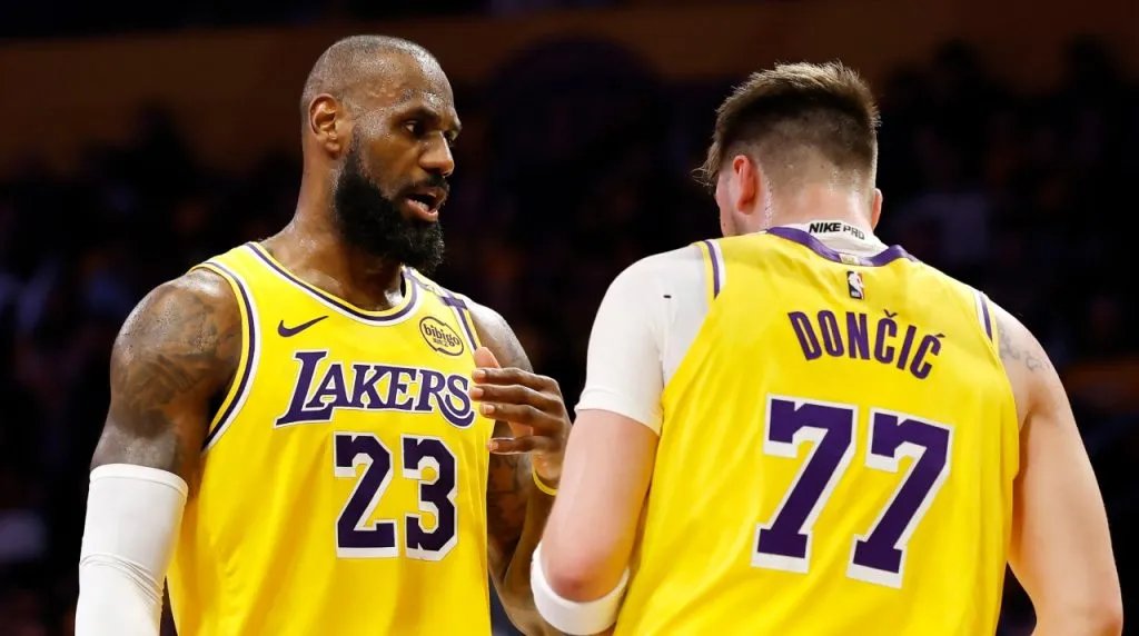 LeBron y Doncic llegaron hasta la primera ronda de Playoffs en 2025. (Foto: Getty Images)