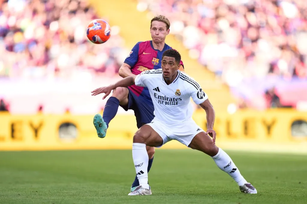 Frenkie de Jong y Jude Bellingham luchan por un balón (GETTY IMAGES)