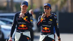 Max Verstappen camina junto a Checo Pérez