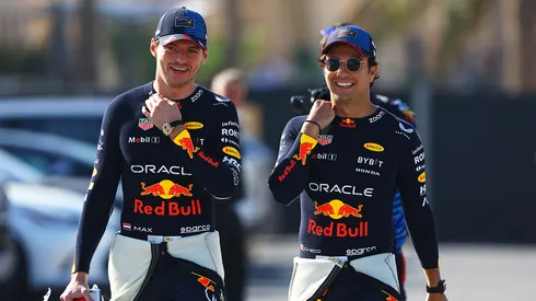 Max Verstappen camina junto a Checo Pérez