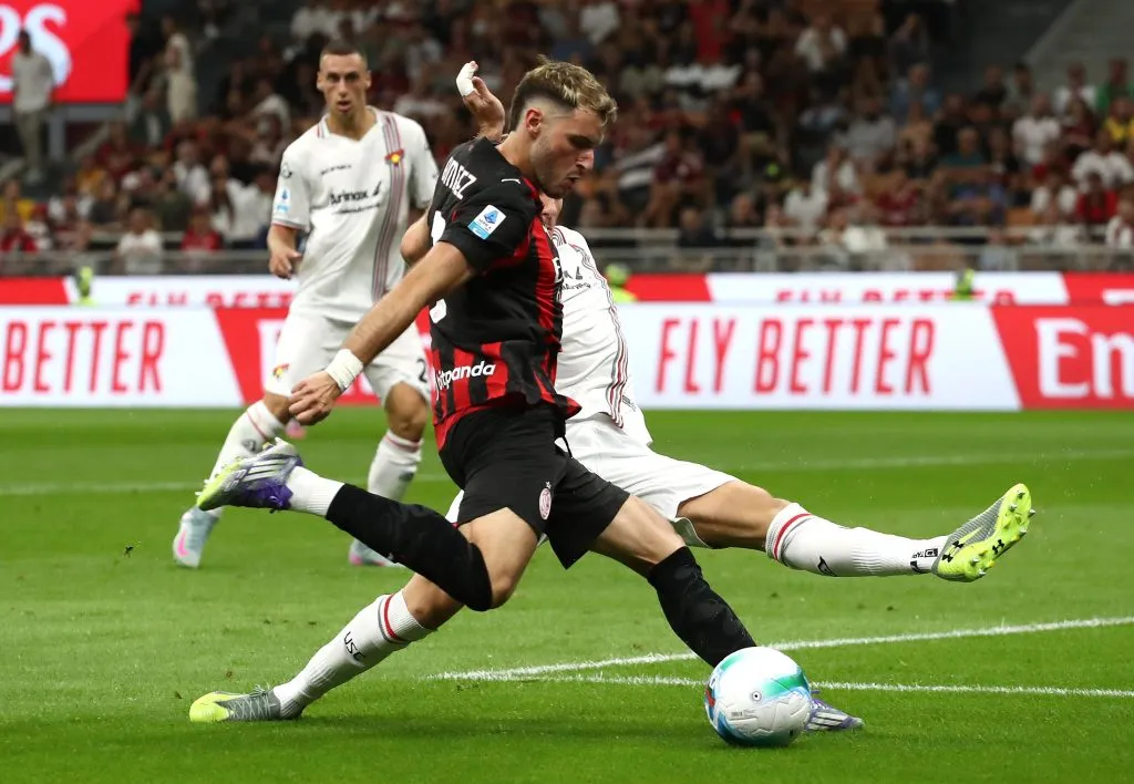 Santiago Giménez en su primer partido de Serie A (Getty Images)