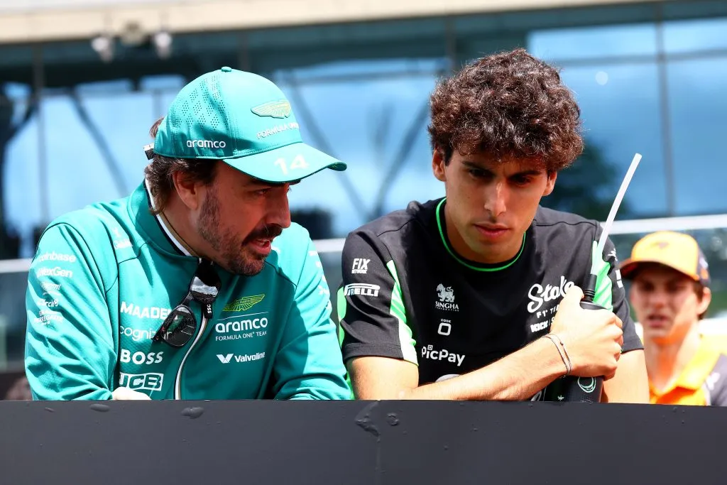 Fernando Alonso platica con Gabriel Bortoleto (GETTY IMAGES)