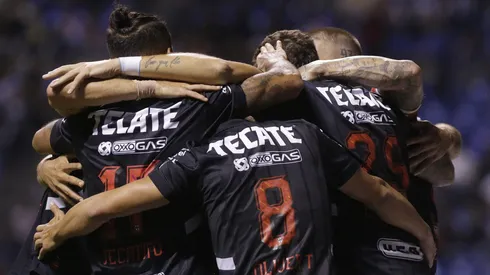 Futbolistas de Rayados festejan uno de los goles ante Puebla.