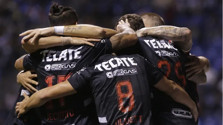 Futbolistas de Rayados festejan uno de los goles ante Puebla.