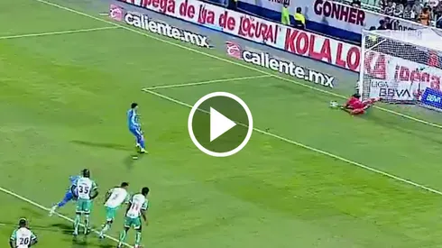 El momento en el que Carlos Acevedo contuvo el penal de Ángel Correa.