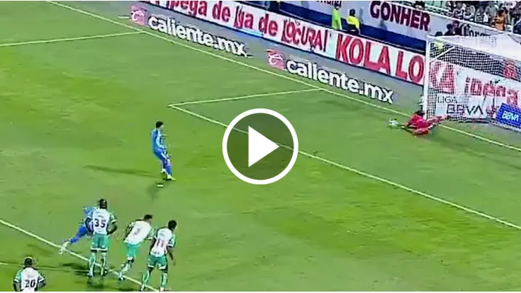 El momento en el que Carlos Acevedo contuvo el penal de Ángel Correa.