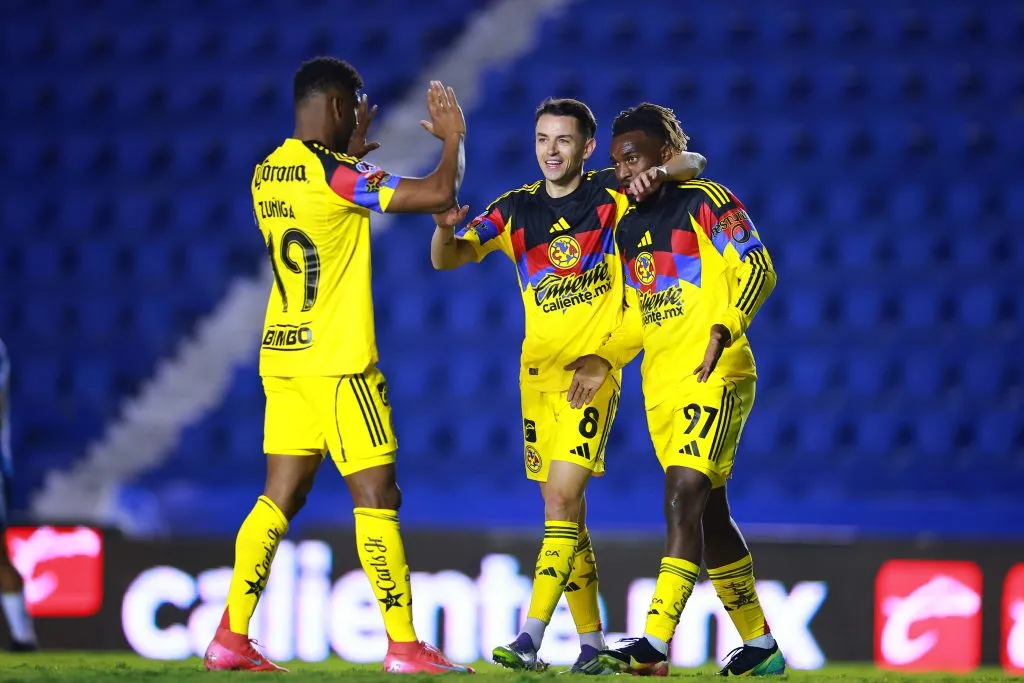Allan Saint-Maximin festeja su segundo gol con América junto a sus compañeros (Getty Images)