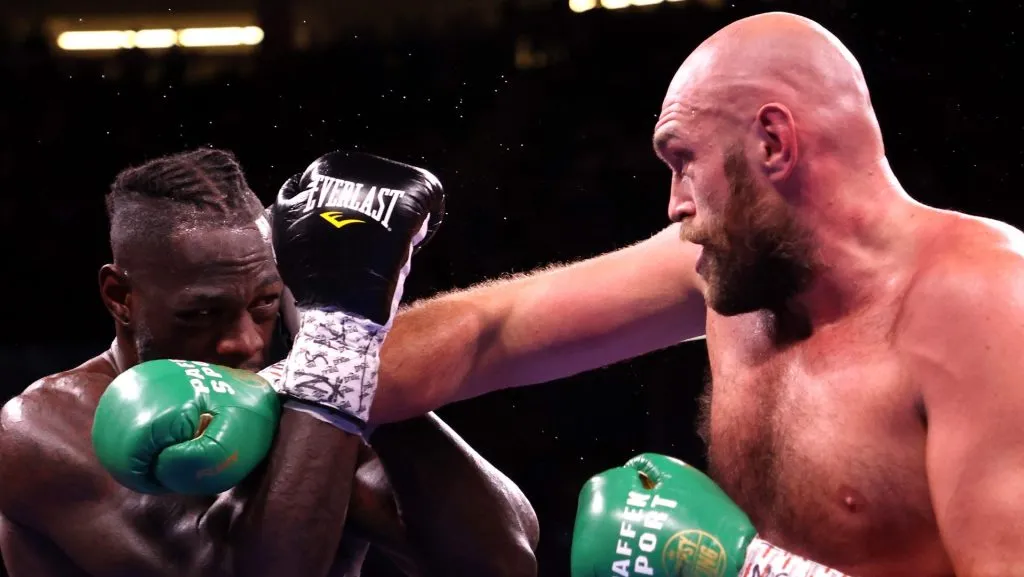 Tyson Fury y Deontay Wilder mantuvieron una histórica rivalidad que terminó con una trilogía. (GETTY IMAGES)