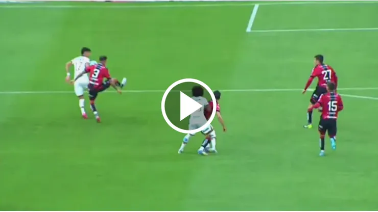 Ruvalcaba le ganó la posición a Ferrareis y definió, pero el gol fue invalidado.