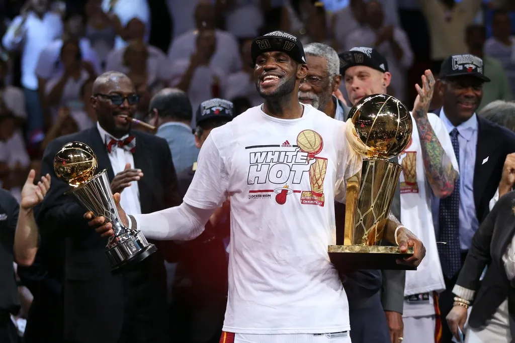 LeBron James celebra uno de sus dos campeonatos con Miami Heat (GETTY IMAGES)
