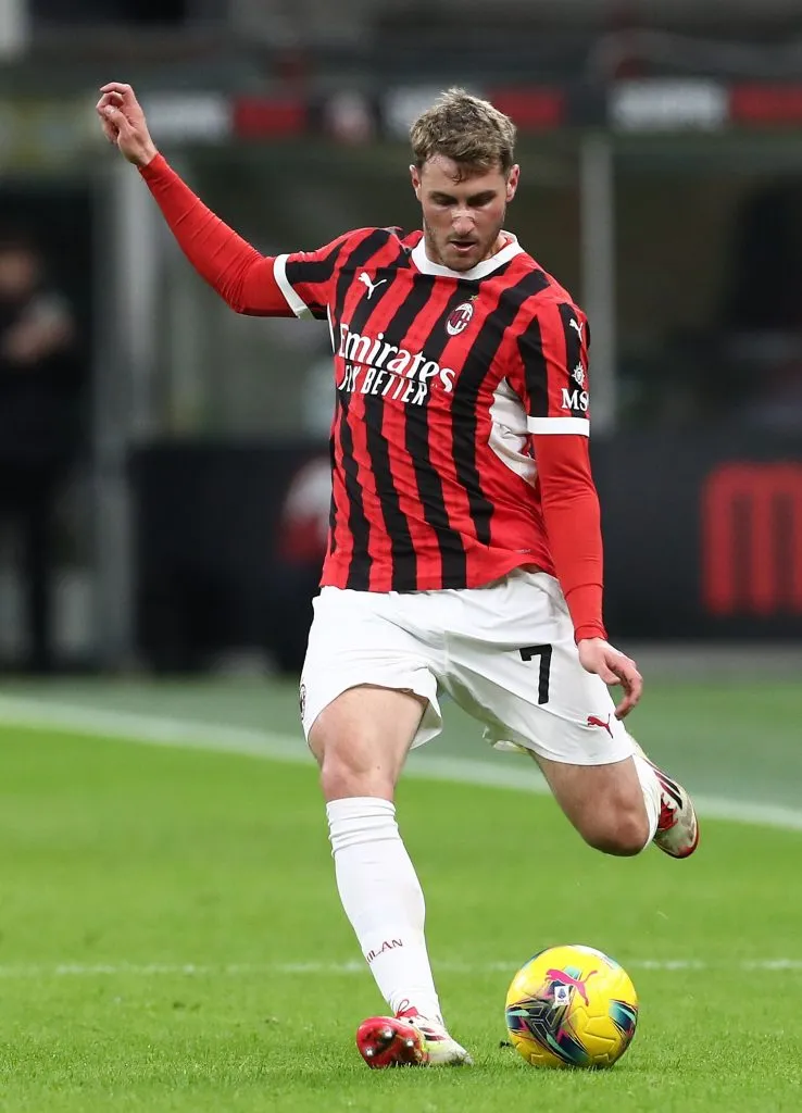 Santiago Giménez podría marcharse a Roma como parte de un trueque por Artem Dovbyk. (Getty Images)