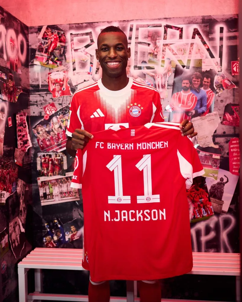 Nico Jackson posa con el jersey de Bayern Múnich (@FCBayern)