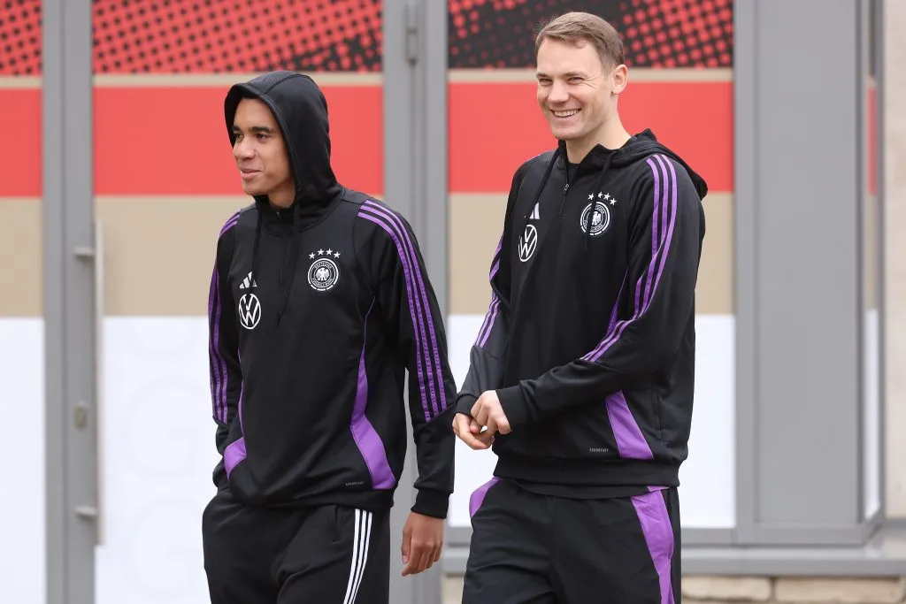 Jamal Musiala y Manuel Neuer en la Selección de Alemania (GETTY IMAGES)