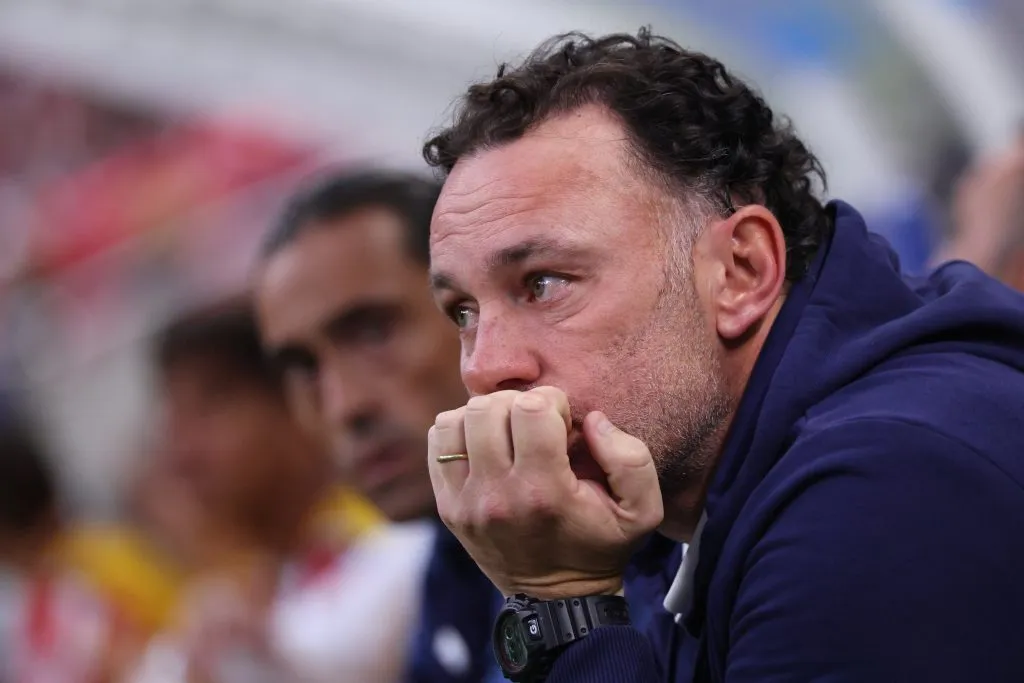 Gabriel Milito aún no encuentra la regularidad que Chivas necesita. [Foto: Getty Images]