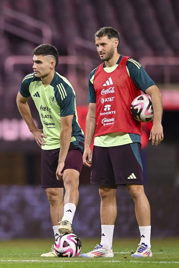 Johan Vásquez y Santiago Giménez (Imago7)