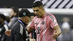 Luis Suárez discute con Gene Ramírez, director de seguridad de Seattle, a quien posteriormente escupió.