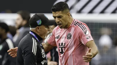 Luis Suárez discute con Gene Ramírez, director de seguridad de Seattle, a quien posteriormente escupió.