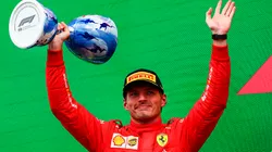 Max Verstappen con el traje de Ferrari