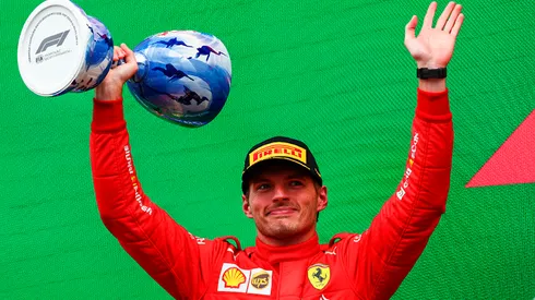 Max Verstappen con el traje de Ferrari