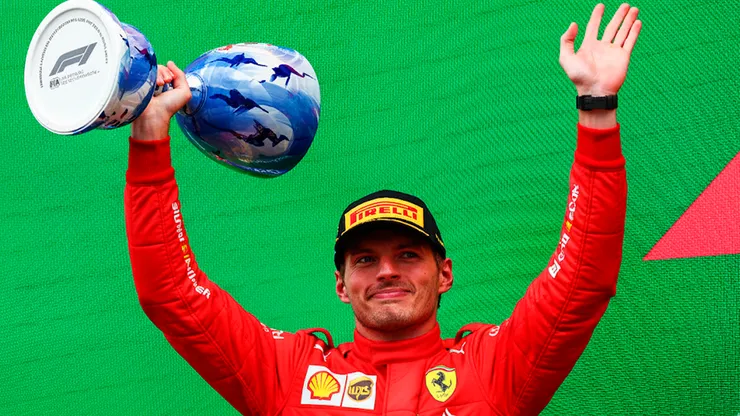 Max Verstappen con el traje de Ferrari