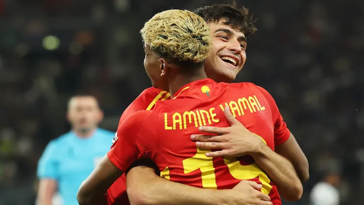 Yamal, a puro festejo en la previa de Turquía vs España.