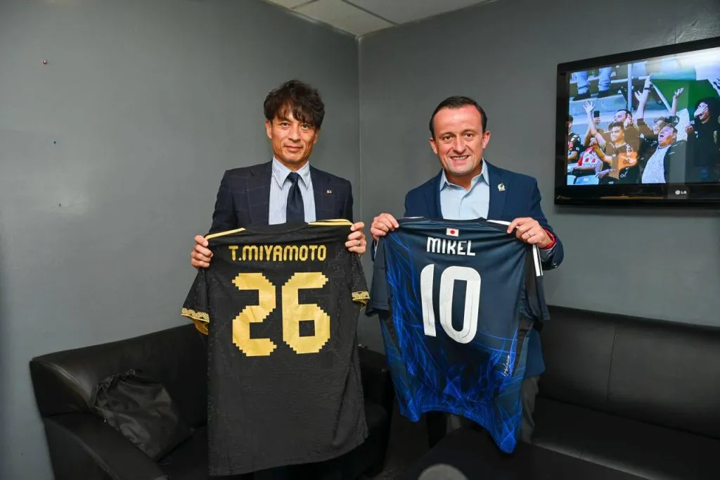 Los funcionarios de Japón y México, con las playeras intercambiadas [Foto: FMF]