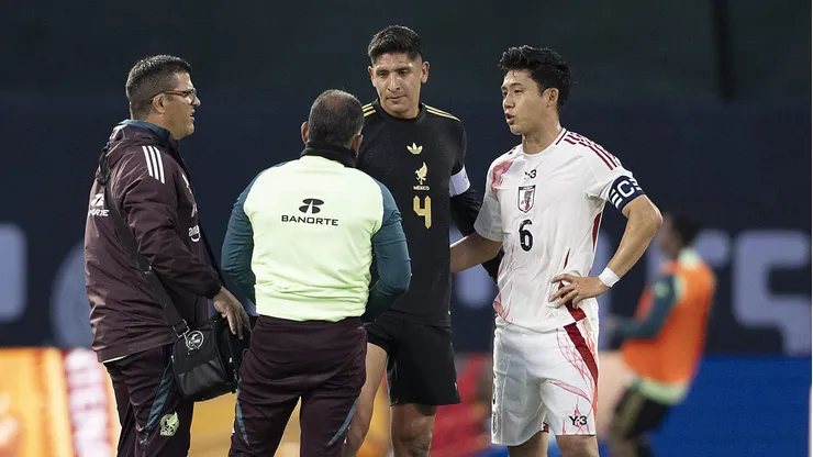 Edson Álvarez abandonó el campo de juego a los 32 minutos del primer tiempo.