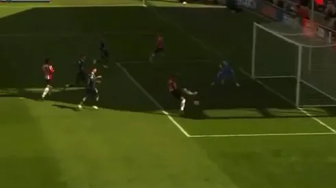 Javier Hernández tuvo un falló insólito durante el amistoso de Chivas ante Club León