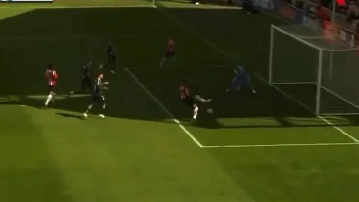 Javier Hernández tuvo un falló insólito durante el amistoso de Chivas ante Club León